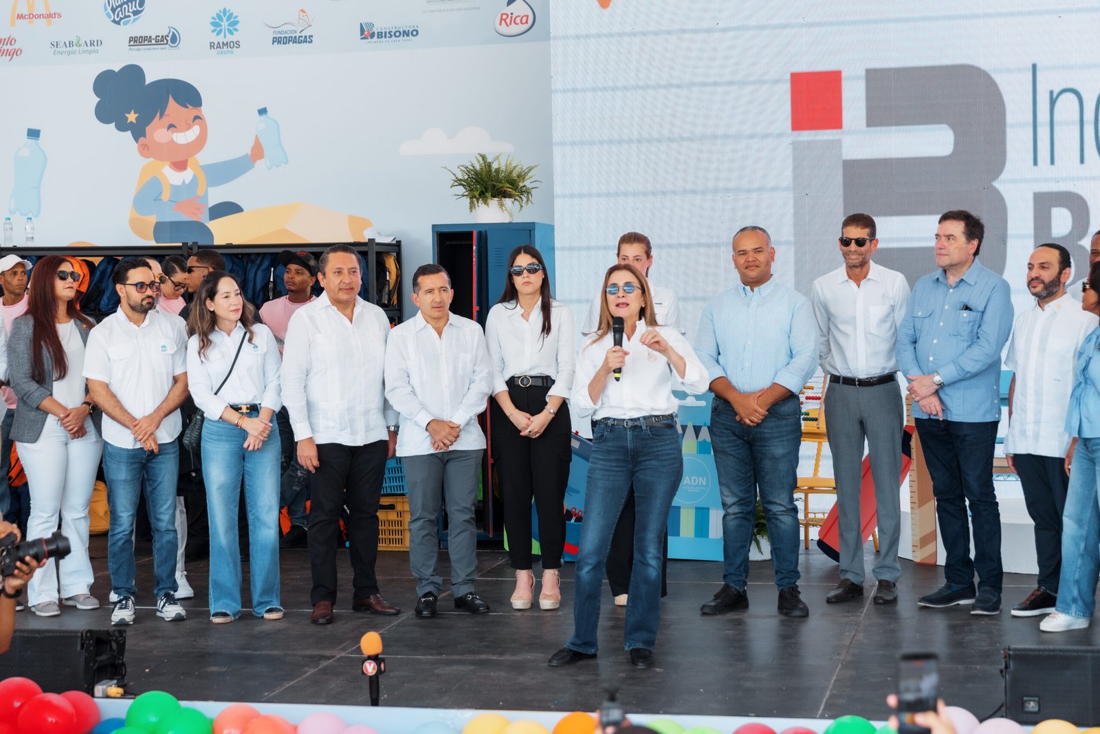 ADN entrega útiles a cambio de plástico, en una jornada altamente asistidas