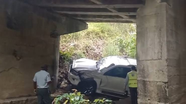 ¡MILAGRO EN BÁNICA! Gobernadora de Dajabón sale ilesa tras caer su vehículo desde un puente