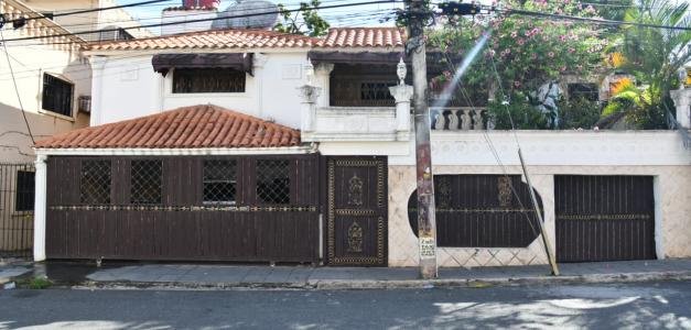 Impacto en la música urbana: atacan al merenguero Julián Oro Duro al llegar a su residencia