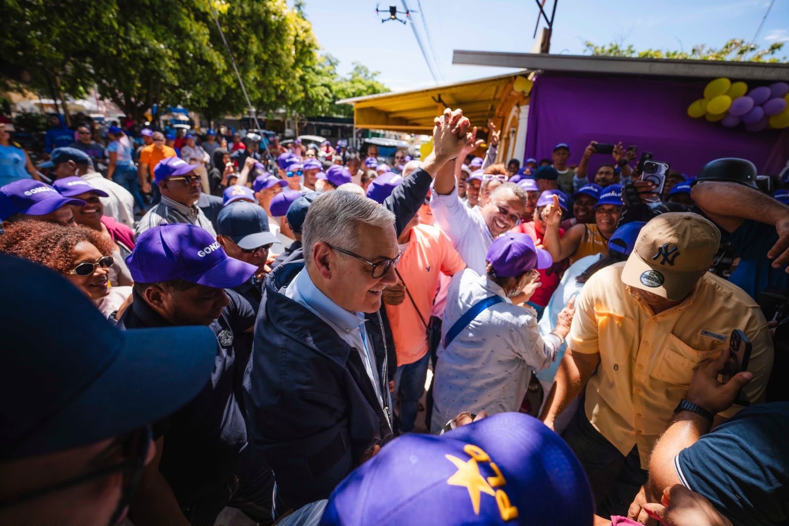 Gonzalo Castillo activa el Sur con amplio recorrido por nueve localidades de Barahona